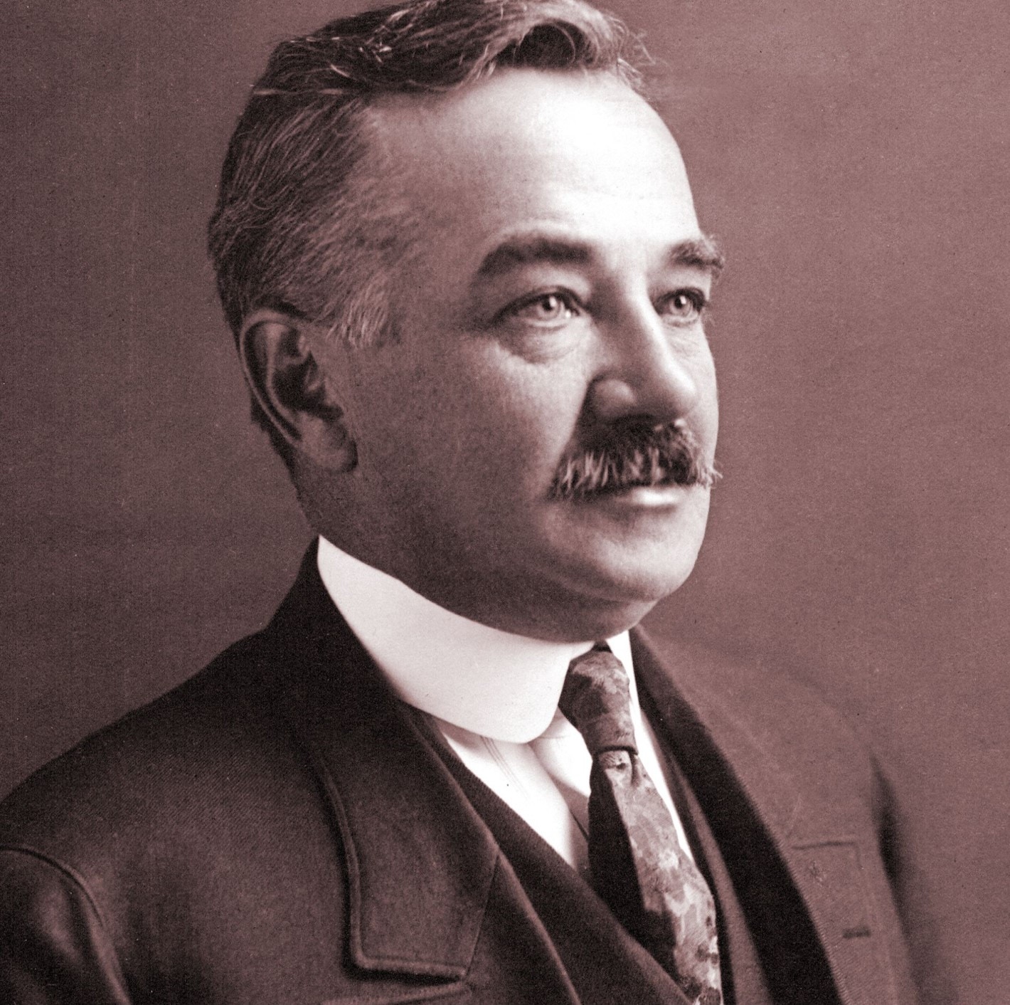 Imagem de perfil de Milton Hershey, o fundador da marca Hershey's.