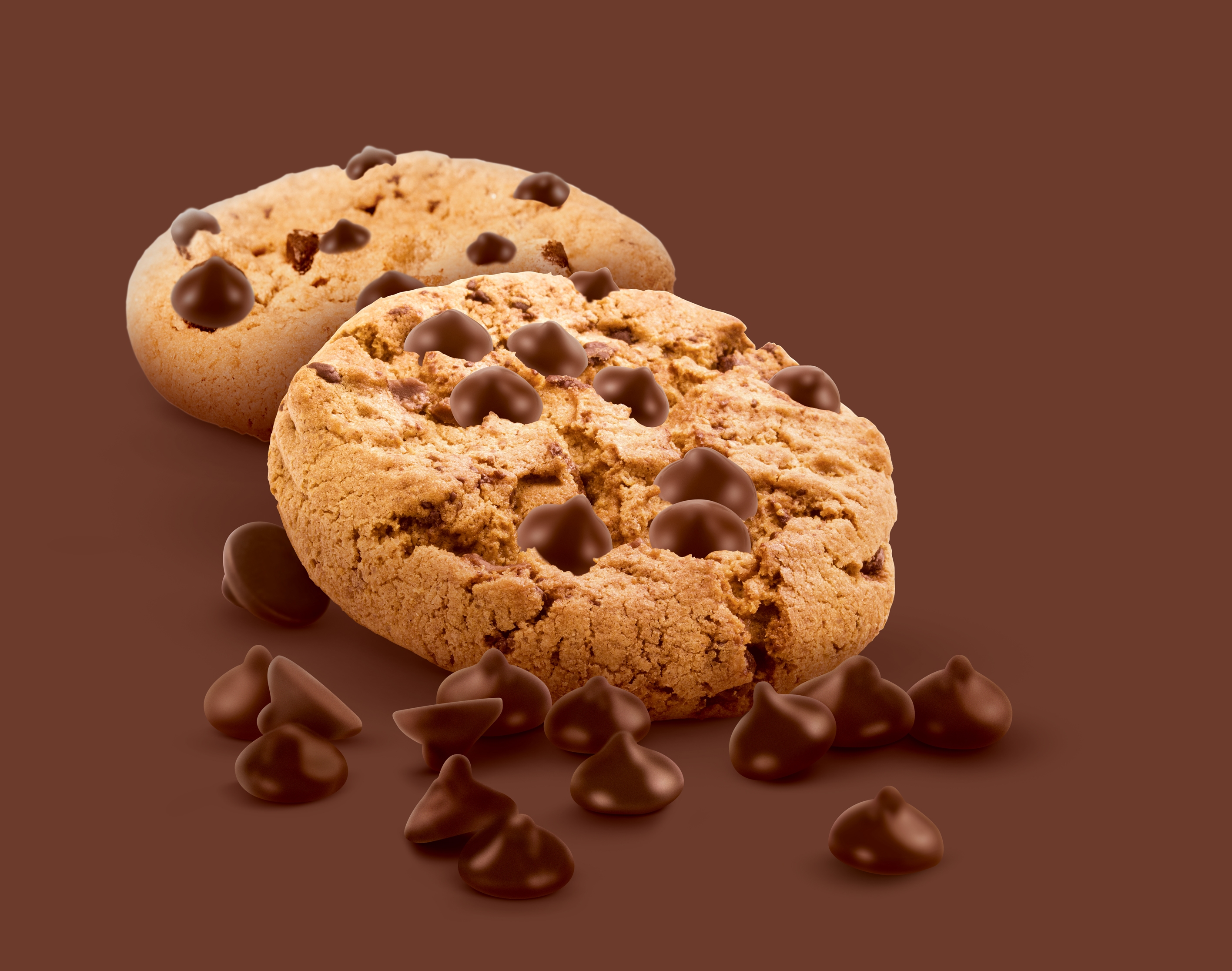 Dois cookies tradicionais com gotas de chocolate em volta.