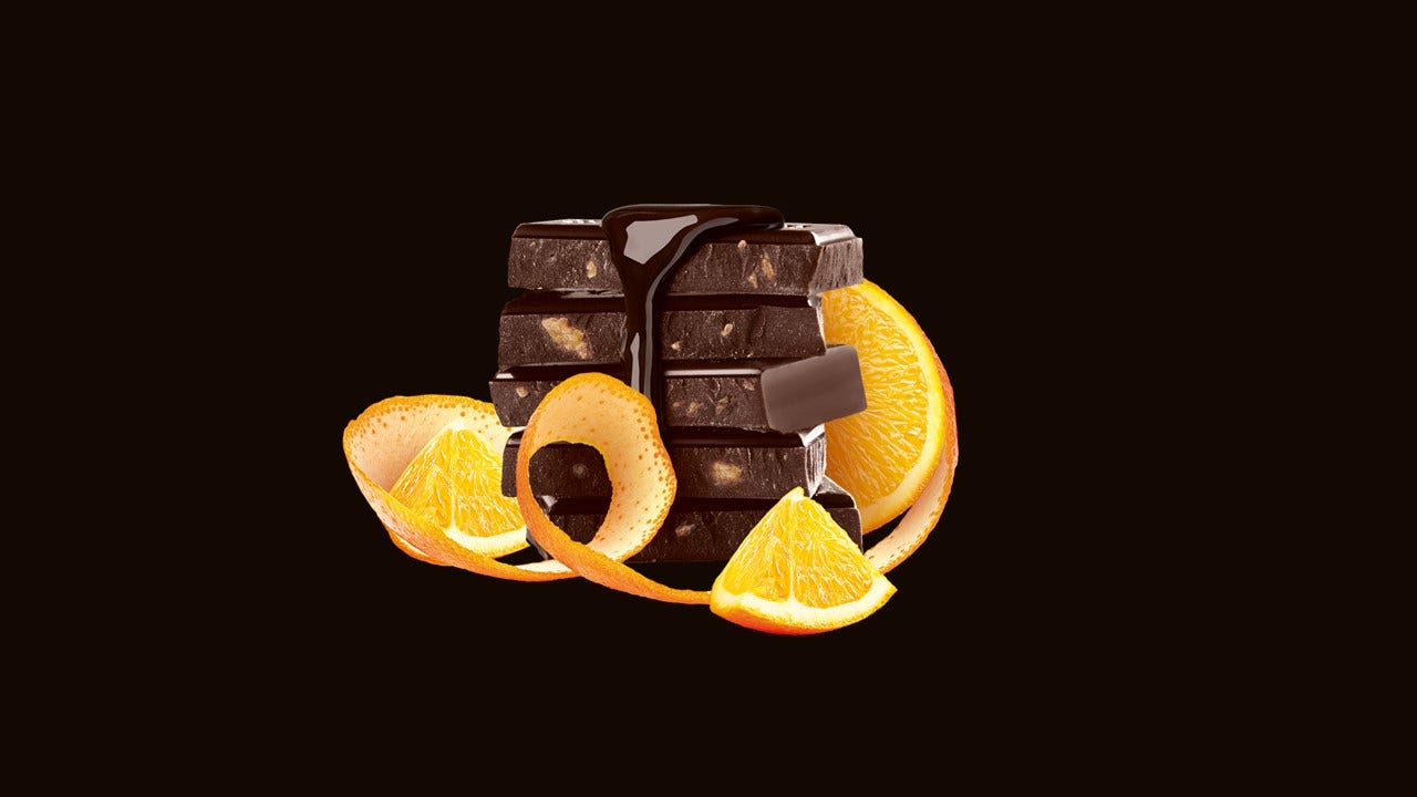 Imagem de chocolate com pedaços de laranja, da linha especial Dark de HERSHEY’S.