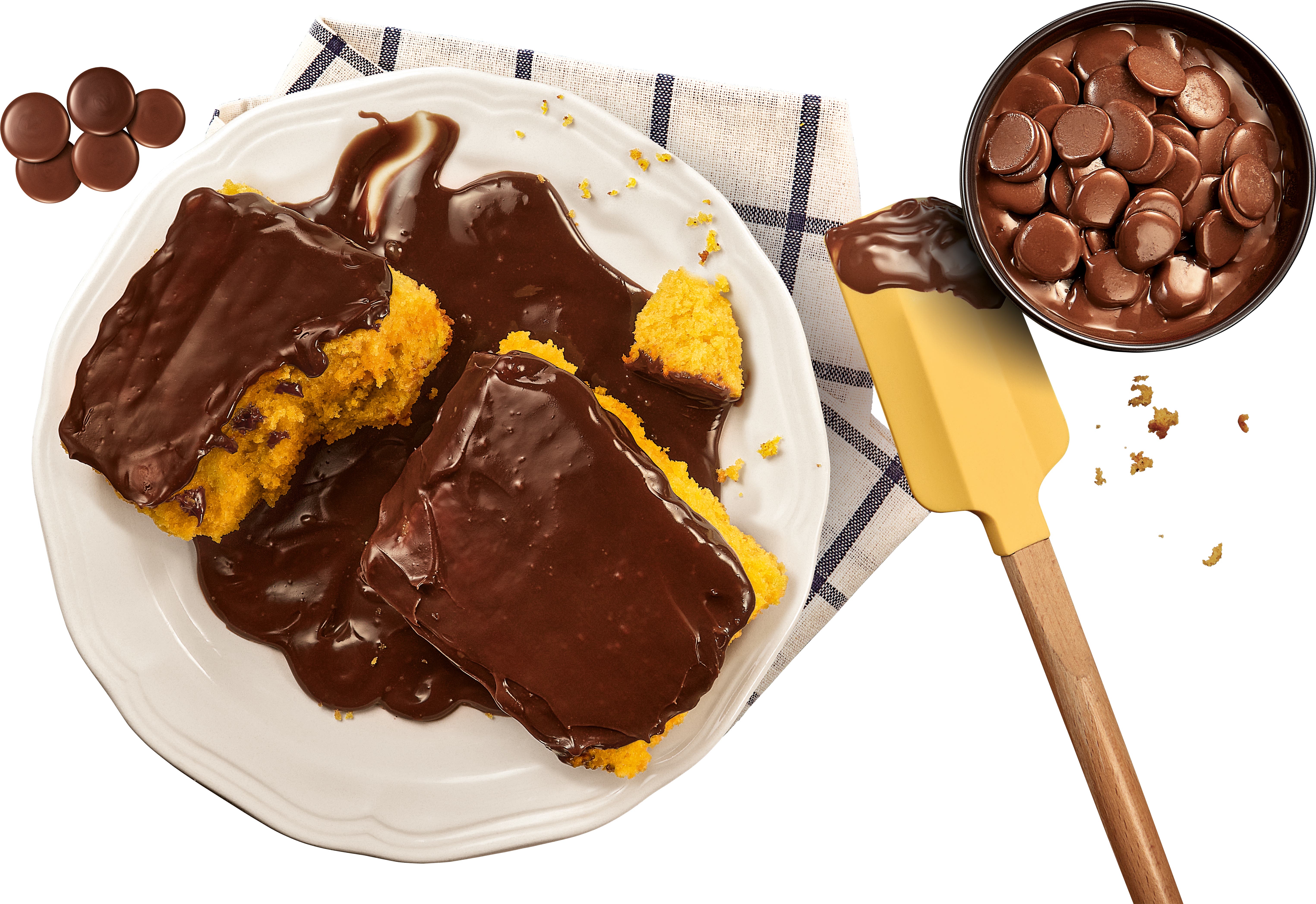 Dois pedaços de bolo de cenoura com cobertura de chocolate em um prato branco, e uma tigela de gotas de chocolate Hershey's.